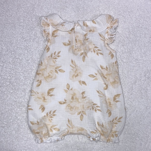 Emily & Oliver Muslin white with tan flowers ruffle cap sleeve sunsuit romper - Picture 5 of 7